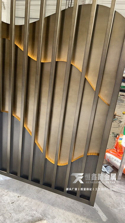 發(fā)光不銹鋼山巒景墻 材料科學(xué)與中式美學(xué)的融合創(chuàng)新